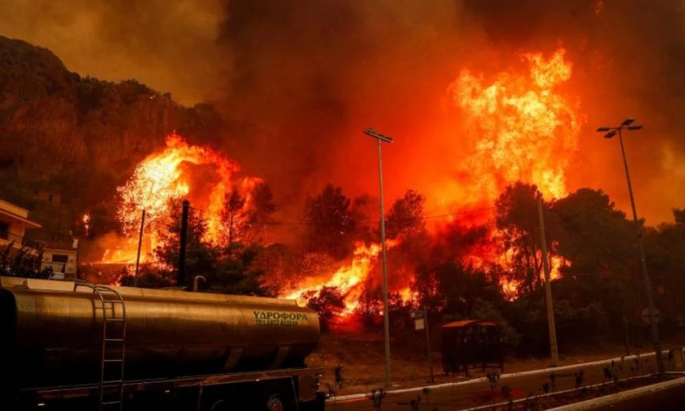 Όλο και περισσότερα κράτη βοηθούν για την φωτιά στην Αττική: Γαλλία, Ιταλία, Τουρκία, Σερβία, Ρουμανία και Τσεχία στέλνουν ενισχύσεις στην Ελλάδα